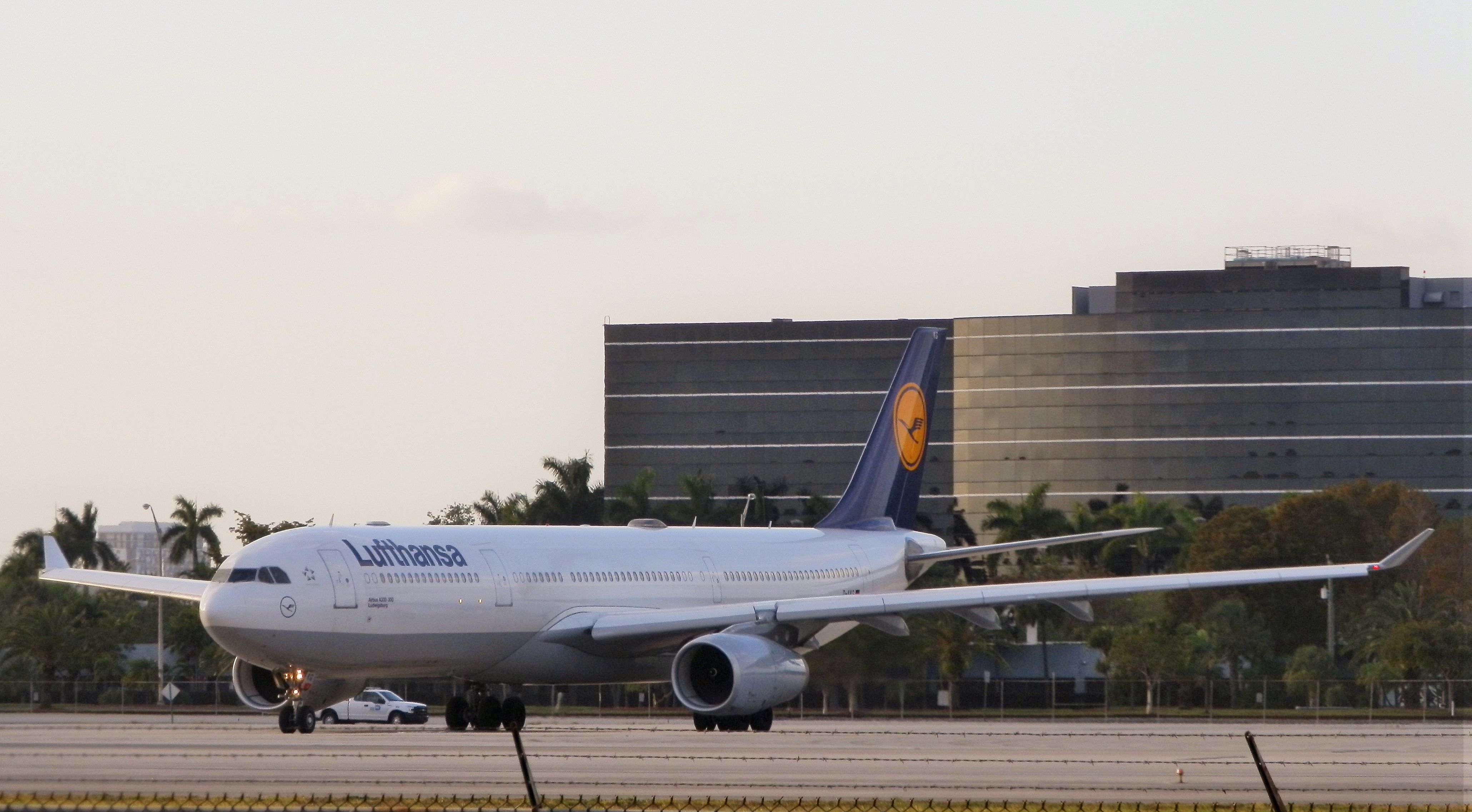 Airbus A330-300 (D-AIKG)