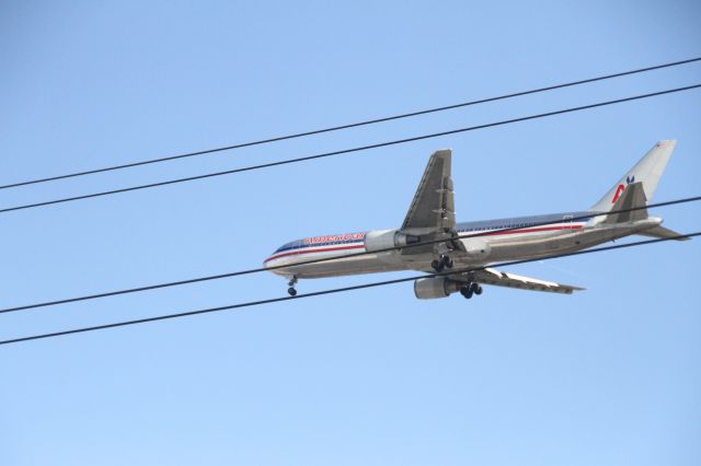 BOEING 767-200 (N371AA)