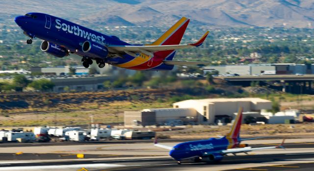 Boeing 737-700 (N729SW) - Departure RWY 7L, Landing RWY 7R