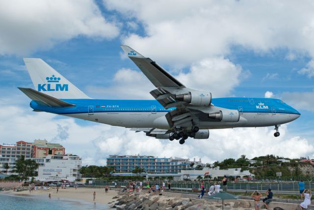 Boeing 747-400 (PH-BFN) - Low over Maho Beach :-)