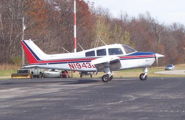 Beechcraft Sundowner (N1943L) - Beech Sundowner taxiing at L31 (Covington St Tamminy Airport)