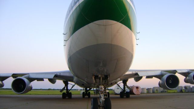 Boeing 747-200 (N485EV) - Classic face to face with a B747.