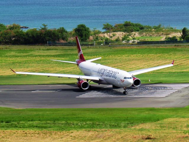 Airbus A330-300 (G-VLUV)