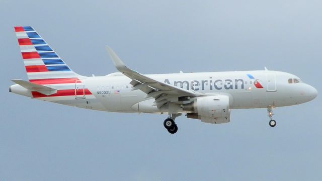 Airbus A319 (N9002U)