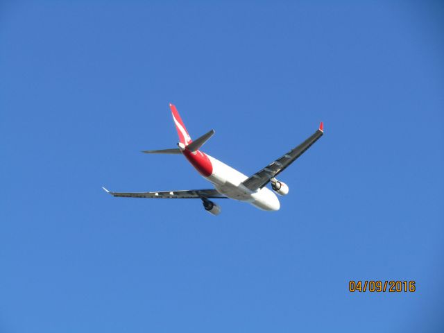 Airbus A330-200 (VH-EBA) - Qantas A330-200 taking off to Brisbane