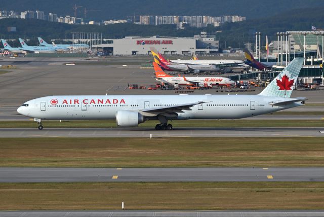 BOEING 777-300 (C-FIUW)
