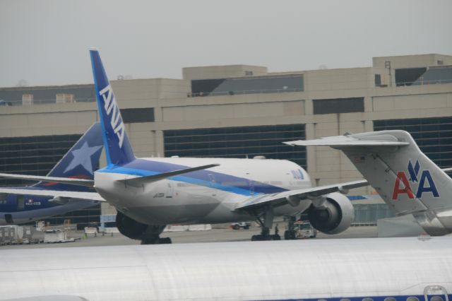 Boeing 777-200 (J7334)