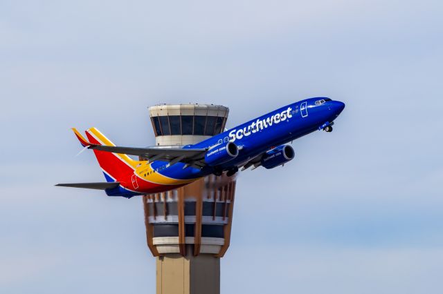 Boeing 737-800 (N8573Z) - Southwest Airlines 737-800 taking off from PHX on 11/22/22. Taken with a Canon 850D and Tamron 70-200 G2 lens.
