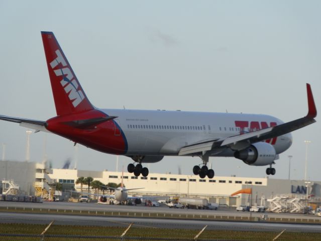 BOEING 767-300 (PT-MOE)