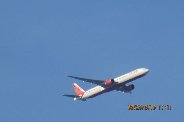 BOEING 777-300 (VT-ALS) - I know these photos will receive 1/5 stars, but get this, I am a kid who doesnt drive and can not access the good plane spotting spots that the "good" photos come from.  Also, I live in the dry deserts of Arizona in restricted airspace. I am only visiting here for family reasons :(