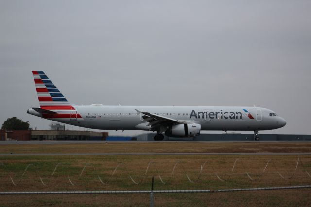 Airbus A321 (N563UW)