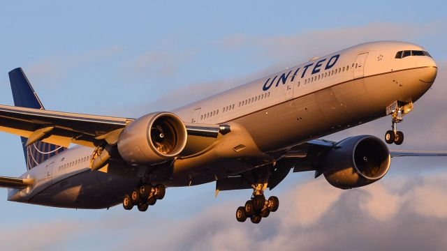 BOEING 777-300ER (N2737U) - Arriving from Tokyo in the golden hour. Nikon D750