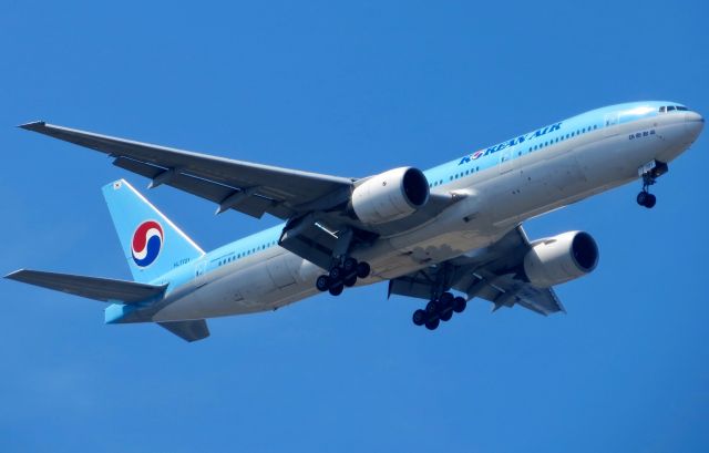 Boeing 777-200 (HL7721) - Korean Airlines 777-200 7/20/13