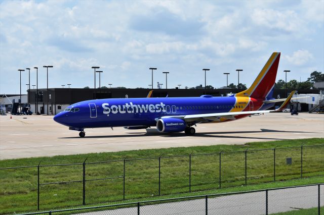 Boeing 737-800 (N8559Q) - Taxiing to RWY 23. Standing in the Airport overlook section of the Norfolk Botanical Gardens. If you visit Norfolk and have time to kill, its a great place! Taken July 3 2018