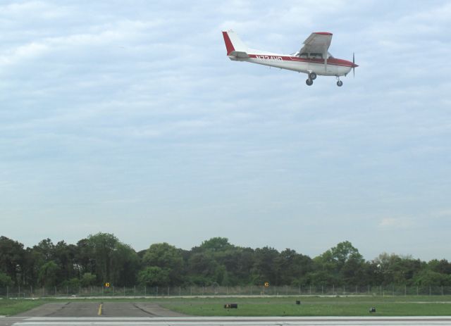 Cessna Skyhawk (N734HD) - Landing runway 32.