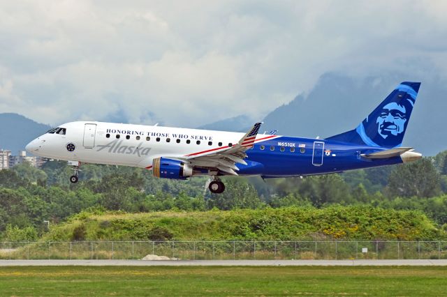 Embraer 175 (N651QX)