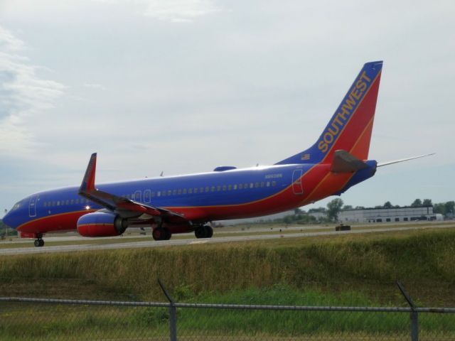 Boeing 737-800 (N8608N)