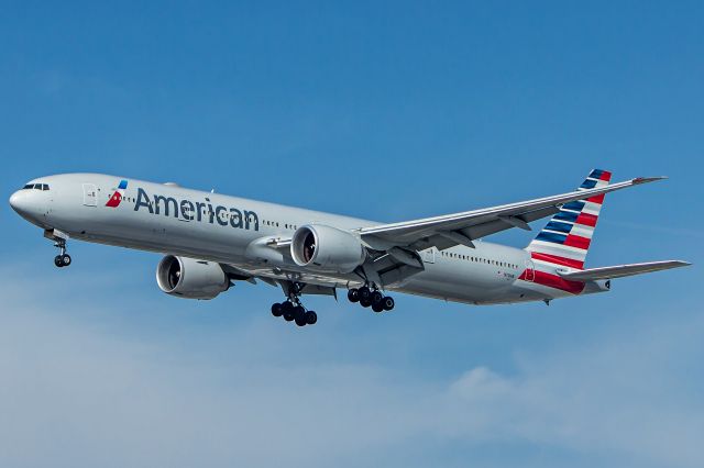 BOEING 777-300 (N721AN) - American Airlines - Boeing 777-323(ER)br /Registration: N721ANbr /br /Dallas (DFW) / São Paulo (GRU)br /br /Foto tirada em: 29/05/2016br /Fotografia: Marcelo Luiz