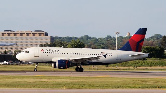 Airbus A319 (N321NB) - Arrival on 30R.