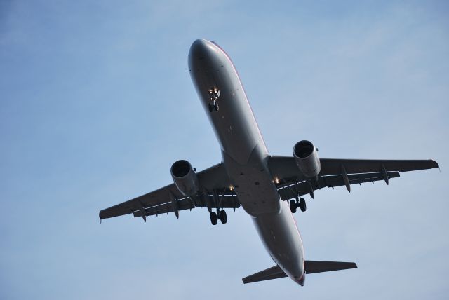 — — - US Airways A321 on approach to runway 23 at CLT - 3/11/09