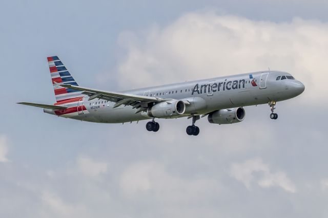 Airbus A321 (N523UW)