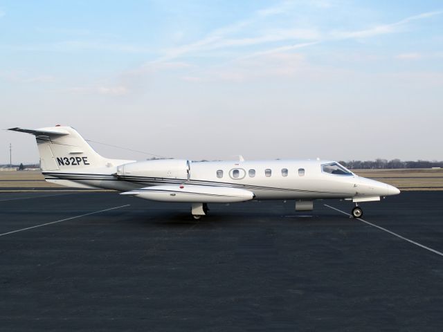 Learjet 35 (N32PE)