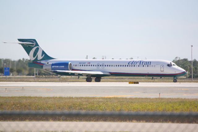 Boeing 717-200 (N919AT) - AirTran Flight 1412 (N919AT) taxis for departure at Southwest Florida International Airport prior to a flight to Bishops International Airport