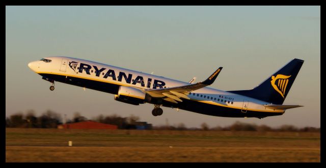 Boeing 737-800 (EI-EFZ) - Ryanair rotating on Runway 28