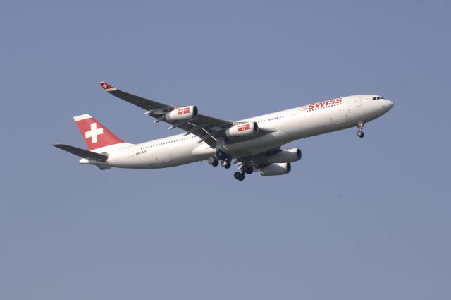 Airbus A340-300 (HB-JME) - Final Approach to Narita Intl Airport R/W34L on 2010/5/2