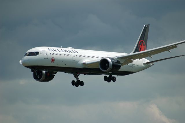 Boeing 787-9 Dreamliner (C-FNOG) - 2015 Boeing 787-9 Dreamliner (35266) approaching Runway 06L from Zurich (July 23, 2020)