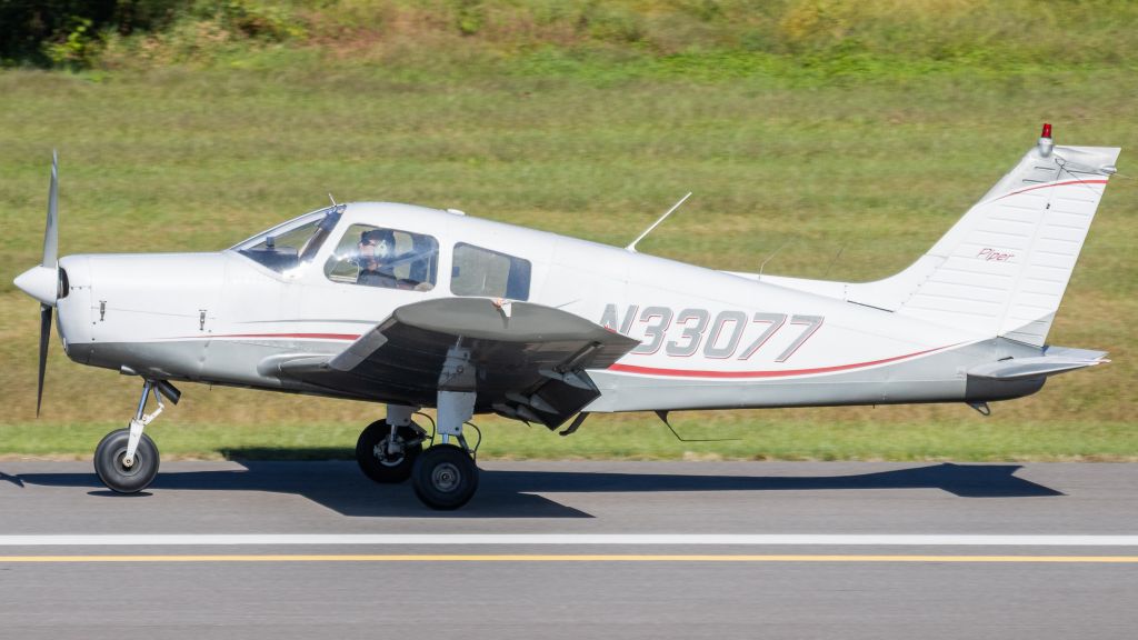 Piper Cherokee (N33077) - N33077 slowing down on College Park Airport's runway 33 after some patterns at Tipton 