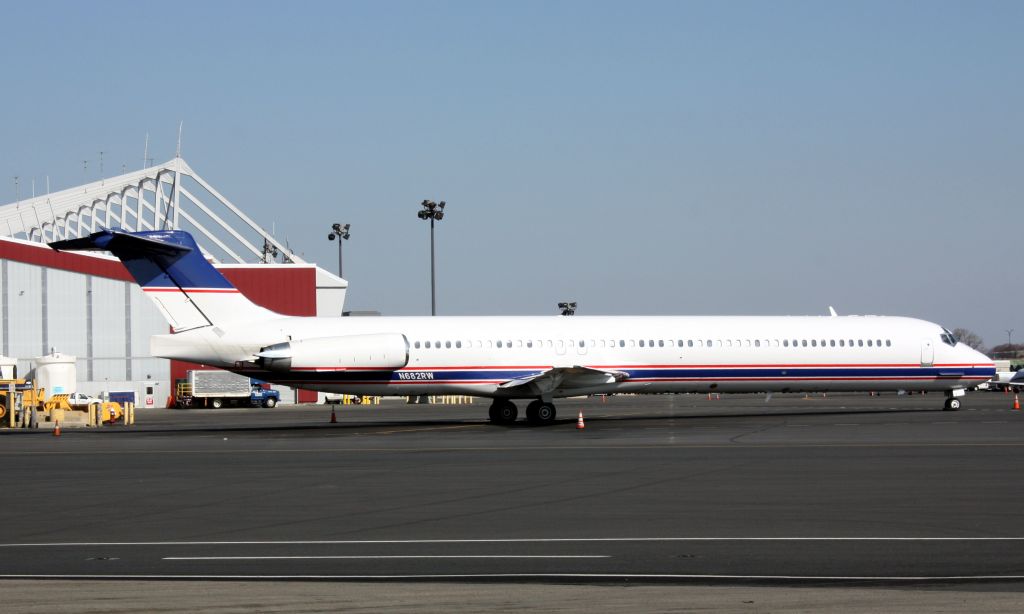 McDonnell Douglas MD-81 (N682RW)