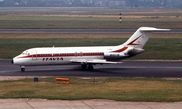 Douglas DC-9-10 (I-TIGI) - scanned from postcard