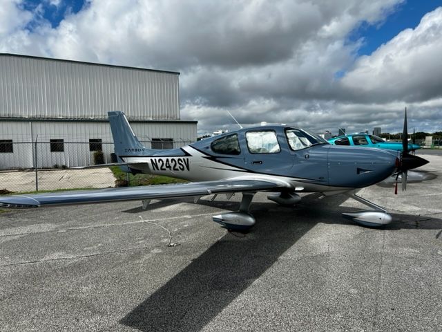 Cirrus SR-22 (N242SV)