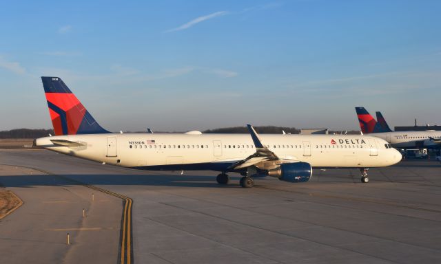 Airbus A321 (N338DN) - Delta Airbus A321-213(WL) N338DN in Detroit 