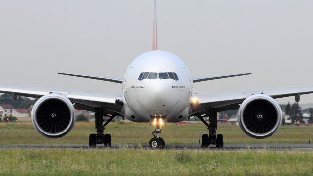 BOEING 777-300 (A6-EGT)