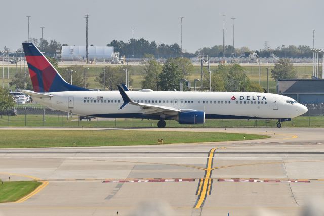 Boeing 737-900 (N831DN) - Taxiing for departure.