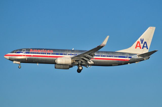 Boeing 737-800 (N923AN) - Seen at KDCA on 7/11/2010.      http://discussions.flightaware.com/profile.php?mode=viewprofile&u=2692