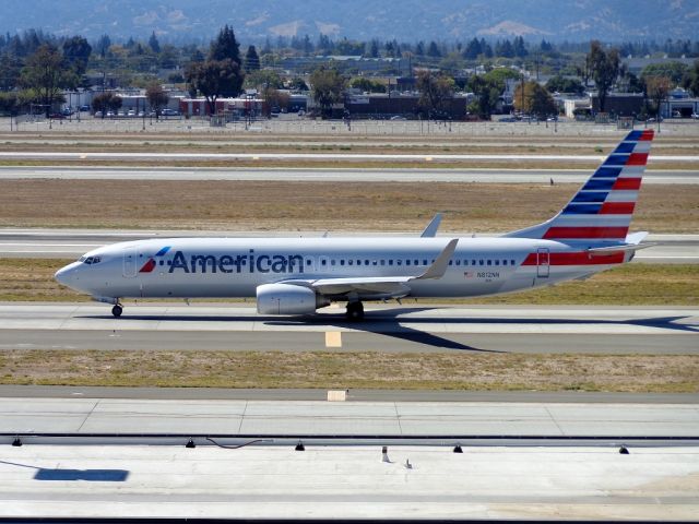 Boeing 737-800 (N812NN)