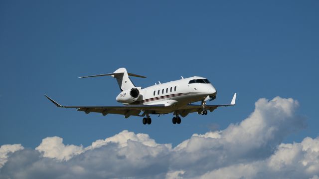 Canadair Challenger 350 (CS-CHF)