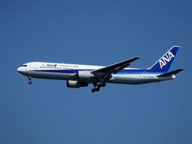 BOEING 767-300 (JA8360)