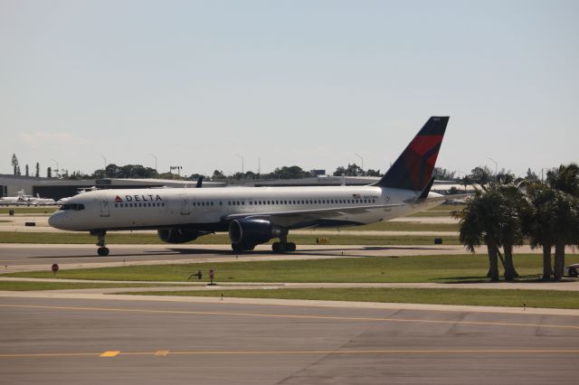 Boeing 757-200 (N557NW)