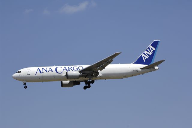 BOEING 767-300 (JA8323) - Final Approach to NRT Airport R/W34L on 2012/04/08