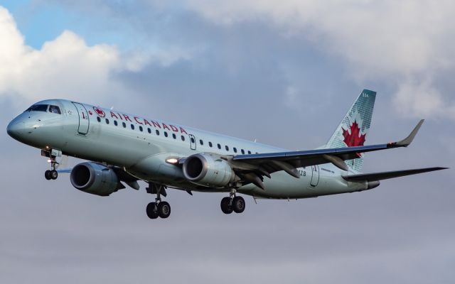 Embraer ERJ-190 (C-FMZB)