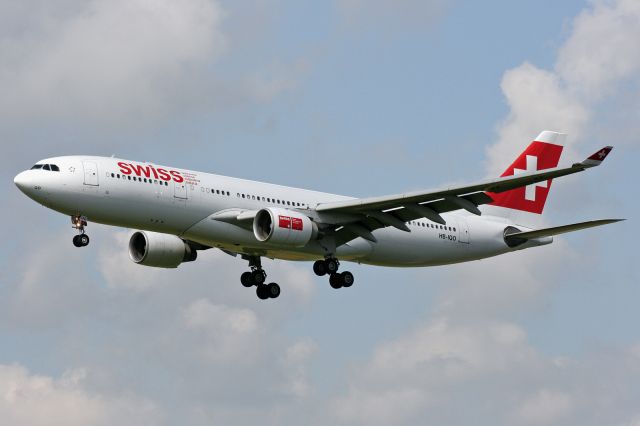 Airbus A330-200 (HB-IQO)