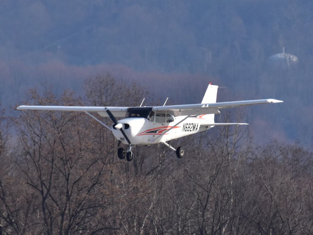 Cessna Skyhawk (N682MA) - landing