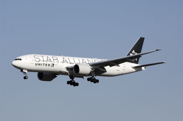 Boeing 777-200 (N76021) - Final Approach to Narita Intl Airport rwy34L on 2013/02/21 "Star Alliance c/s"