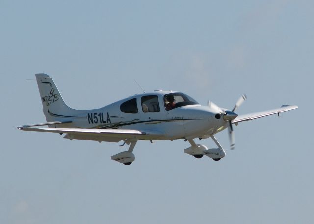 Cirrus SR-22 (N51LA) - Landing on 14 at Downtown Shreveport.