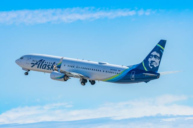 Boeing 737-900 (N479AS) - An Alaska Airlines 737-900 taking off from PHX on 2/11/23 during the Super Bowl rush. Taken with a Canon R7 and Canon EF 100-400 II L lens.