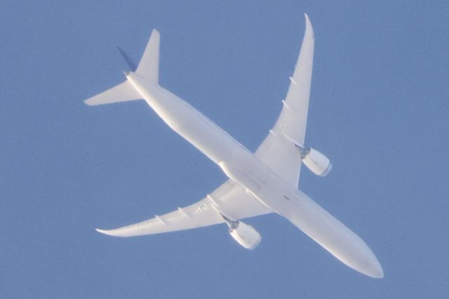 Boeing 777-200 (N16009) - N16009 Boeing B-777-10 United Airlines UA944 De Chicago ORD Vers Frankfurt FRA. Altitude 10053 Mètres. Vitesse 956 Km/H. Survolant la ville de Lavaltrie QC.  Le 21-09-2024 à 18:16.